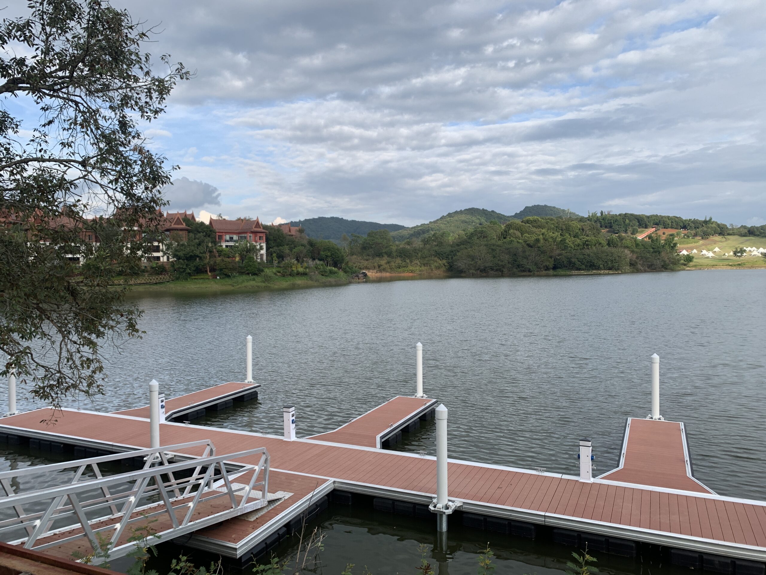 Floating pontoon system
