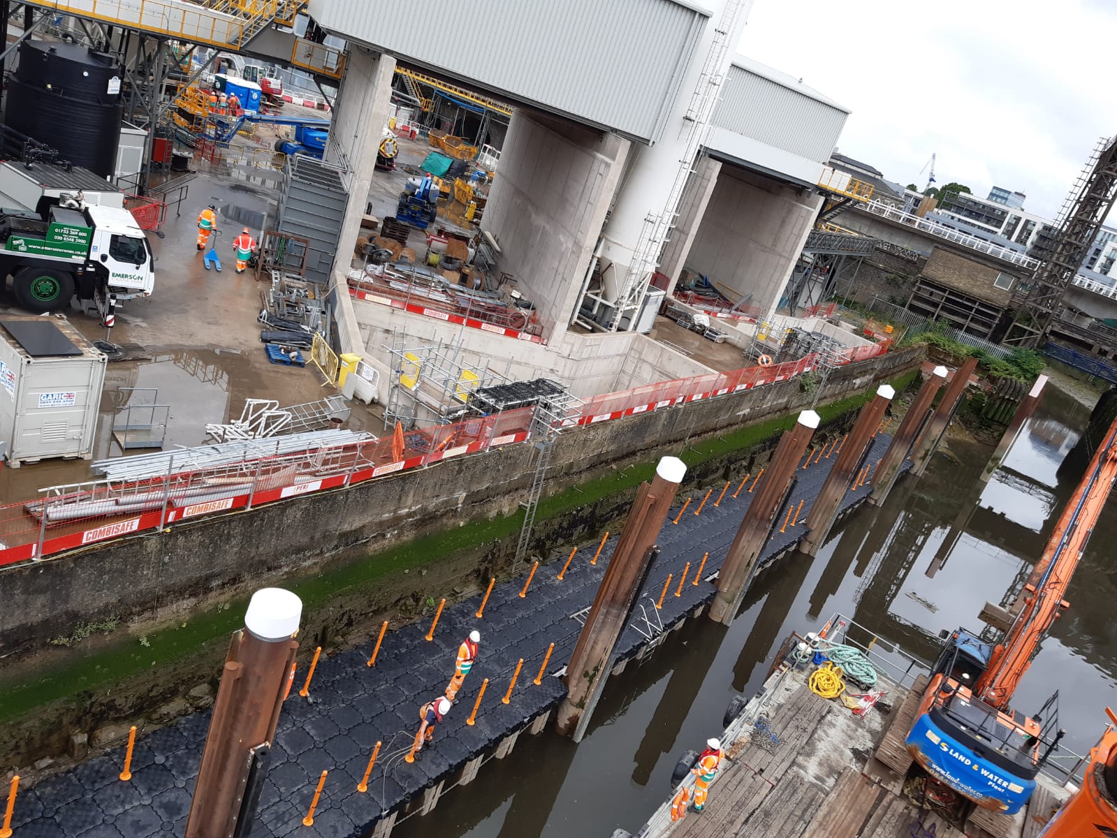 Cube pontoon industrial installation